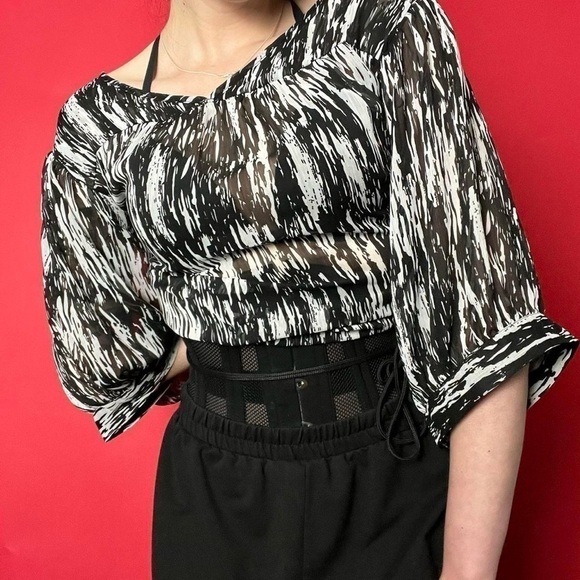 cleo Tops - Loose flowy abstract shirt 🖤🤍